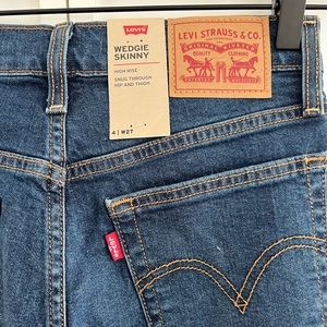 NWT Levi’s Wedgie Skinny size 27